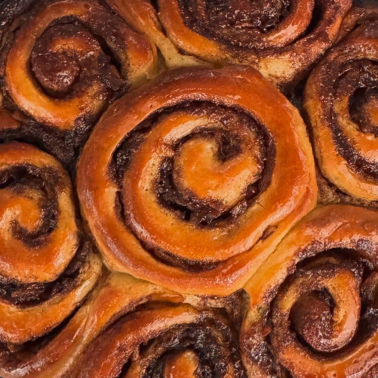 Gee's Cinnamon & Apple Buns